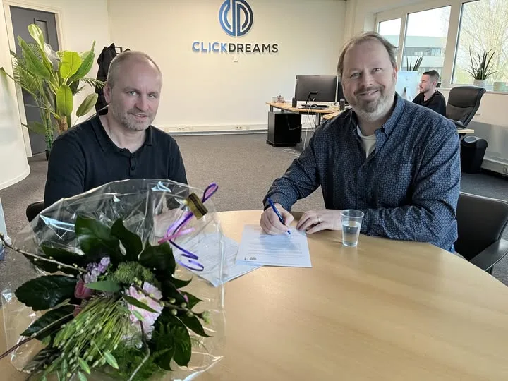 Ondertekening van het sponsorcontract tussen Clickdreams en het Deventer Schoolvoetbal