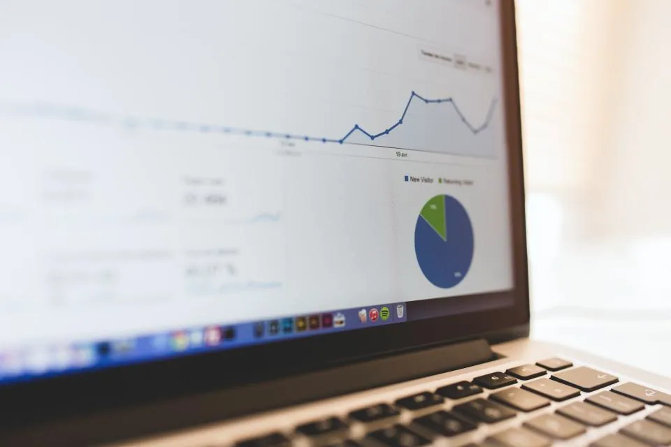 Stijgende organische bezoekers in Google Analytics op een laptop