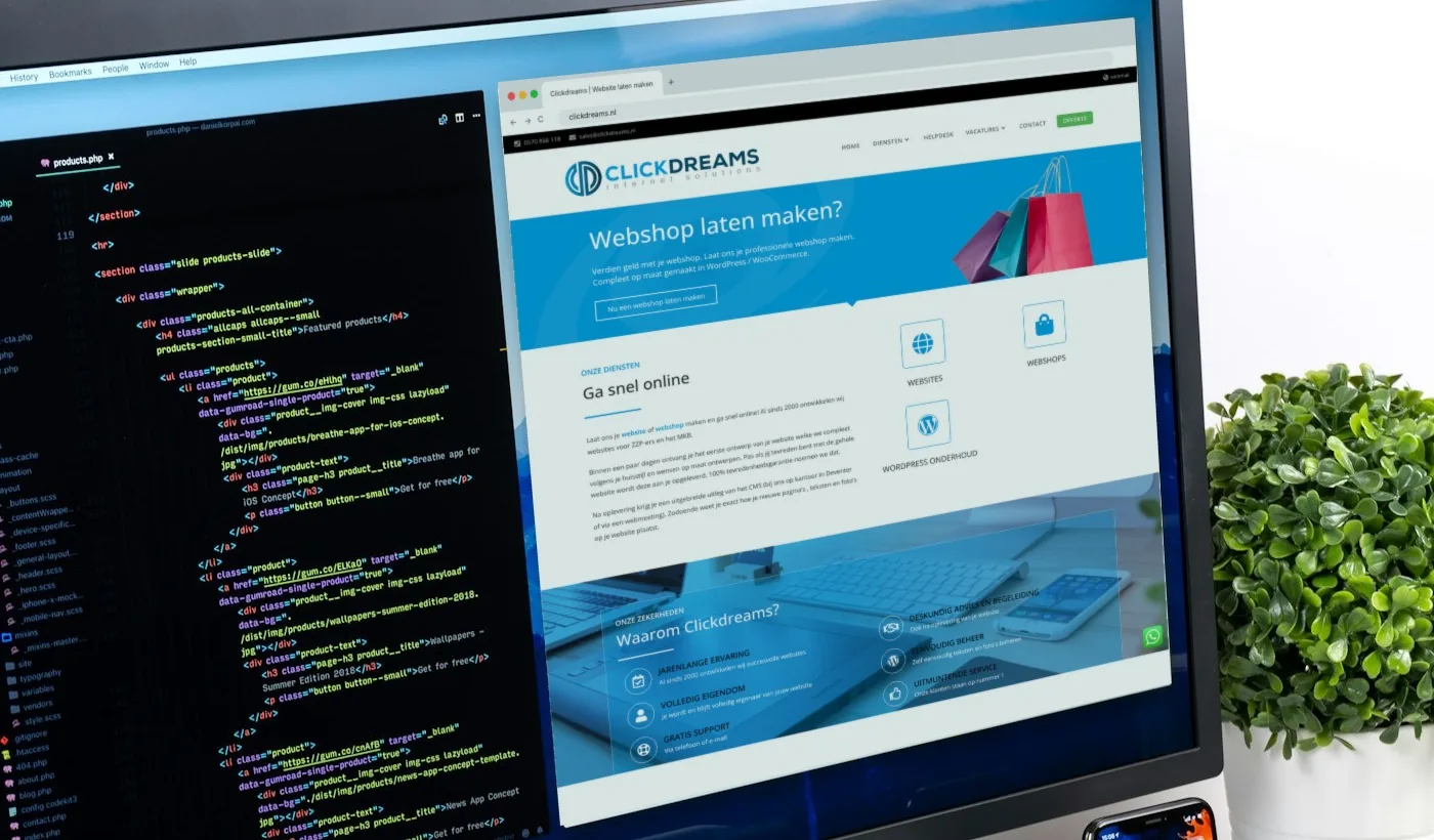 Monitor met code en de website van Clickdreams in de browser – WordPress website laten maken bij Clickdreams