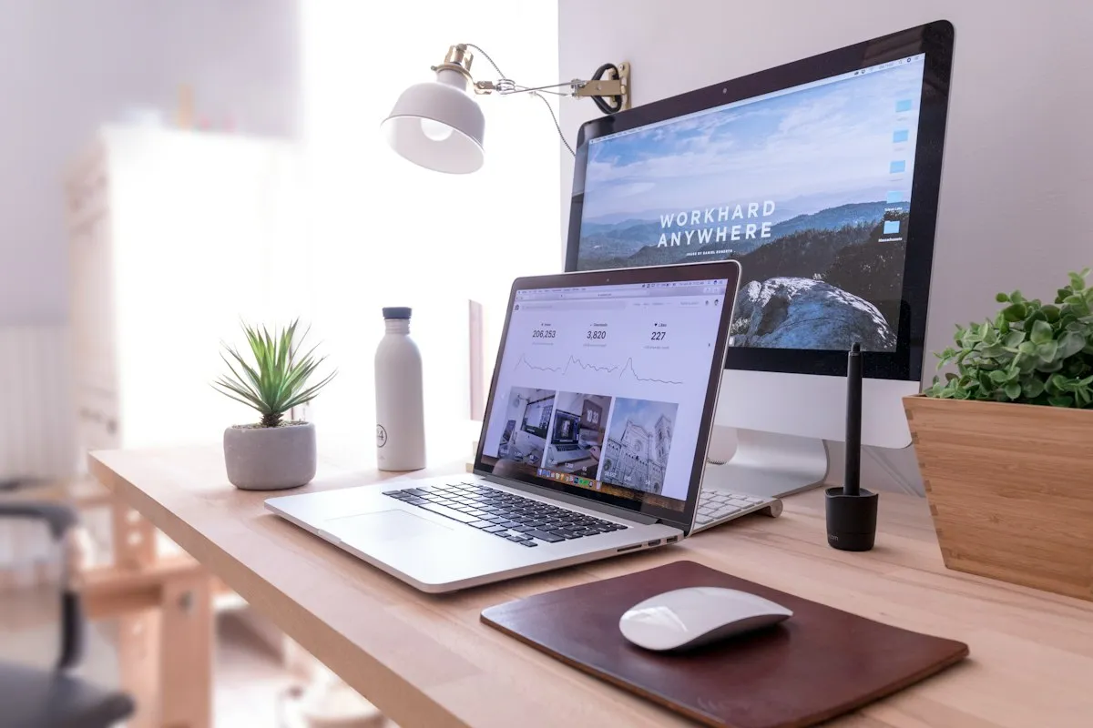Werkplek met laptop vol websitestatistieken en een monitor – resultaatgerichte WordPress websites van Clickdreams