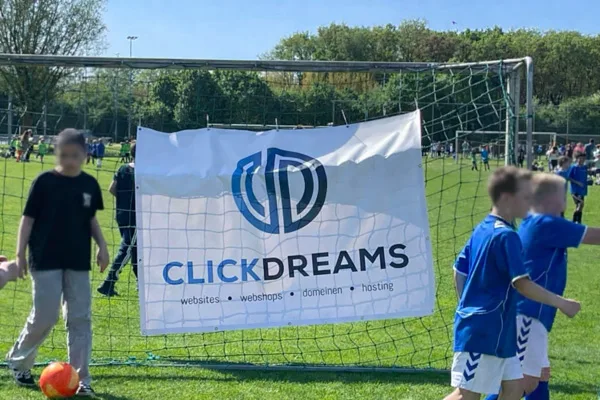 Sponsordoek van Clickdreams bij een doel tijdens het Deventer schoolvoetbaltoernooi